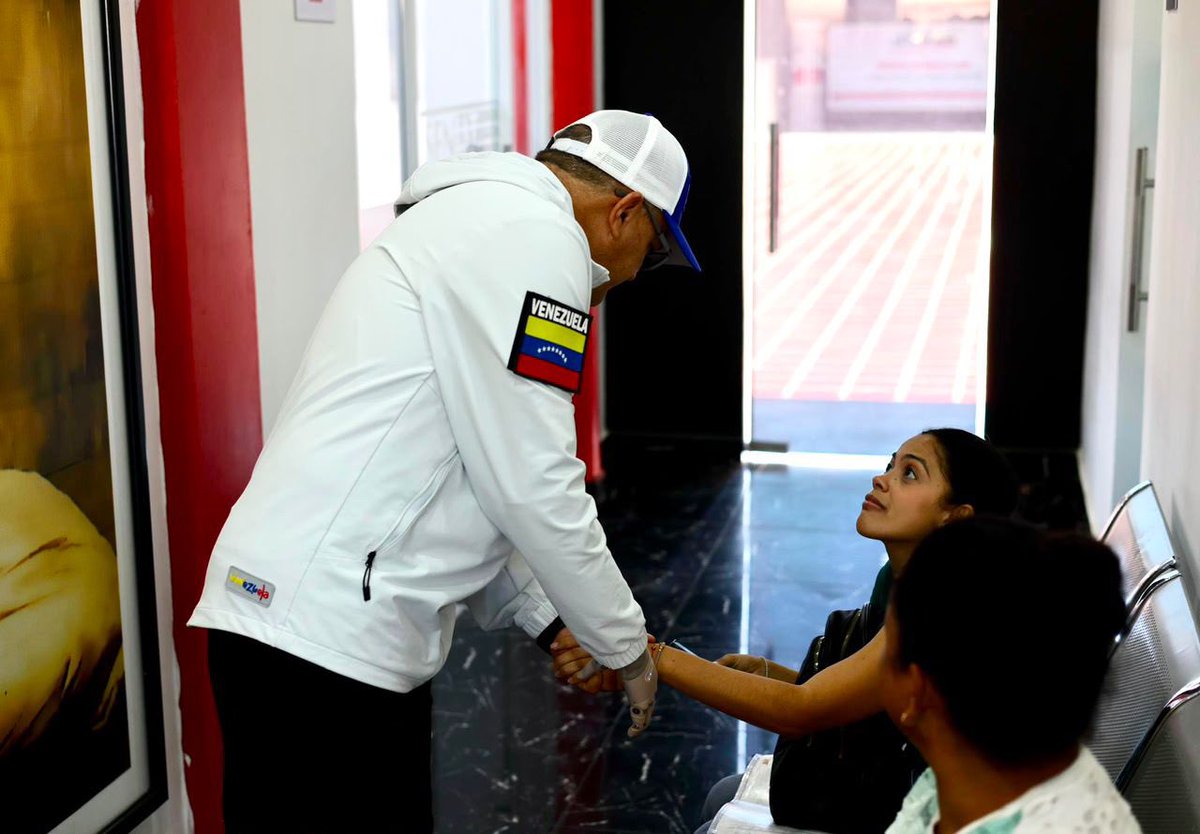 SENIAT_Oficial's tweet photo. Abocados al buen servicio 🇻🇪❤️

En el #SENIAT trabajamos con excelencia, eficiencia y vocación de servicio, por ello cada proceso aduanero y tributario se ejecuta conforme a la normativa legal vigente y garantizando la celeridad y la buena atención a todo el pueblo venezolano. https://t.co/SPsVoKmavD