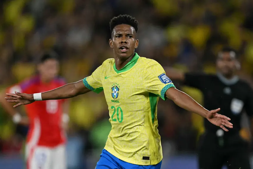 futbrasil_x's tweet photo. 🇧🇷💰Estêvão, João Pedro e Rayan são os jogadores mais valiosos do Brasil atualmente

1° Estêvão (Chelsea) - € 113,4 milhões (R$ 659 milhões)
2° João Pedro (Chelsea) - € 108 milhões (R$ 627 milhões)
3° Rayan (Bournemouth) - € 100,3 milhões (R$ 583 milhões)
4° Endrick (Real Madrid) - € 95,5 milhões (R$ 555 milhões)
5° Igor Thiago (Brenthford) - € 85,6 milhões (R$ 497 milhões)
6° Vini Jr (Real Madrid) - € 83,8 milhões (R$ 487 milhões)

Via @geglobo