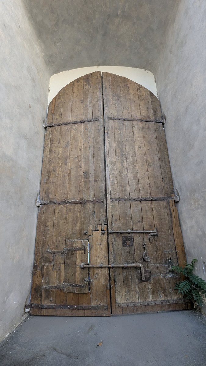 Jim73131158's tweet photo. Massive wooden gate of Porta San Giovanni in Tivoli. No placard or info blurb outside but the gateway structure I've read to be C14. The gate leaves ( door if you will )  maybe C19.

Really nice hardware too.

#thursgate #lovegates #italy https://t.co/JsRTF5oHRg
