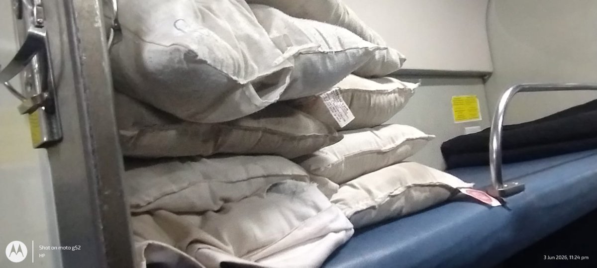 AsitBjp's tweet photo. 8449270343 12997 / BARMER HUMSAFAR AC 3 Tier beding is not proper and hygiene please do the needful @RailMinIndia @WesternRly @RailwaySeva https://t.co/cghStBdRWw