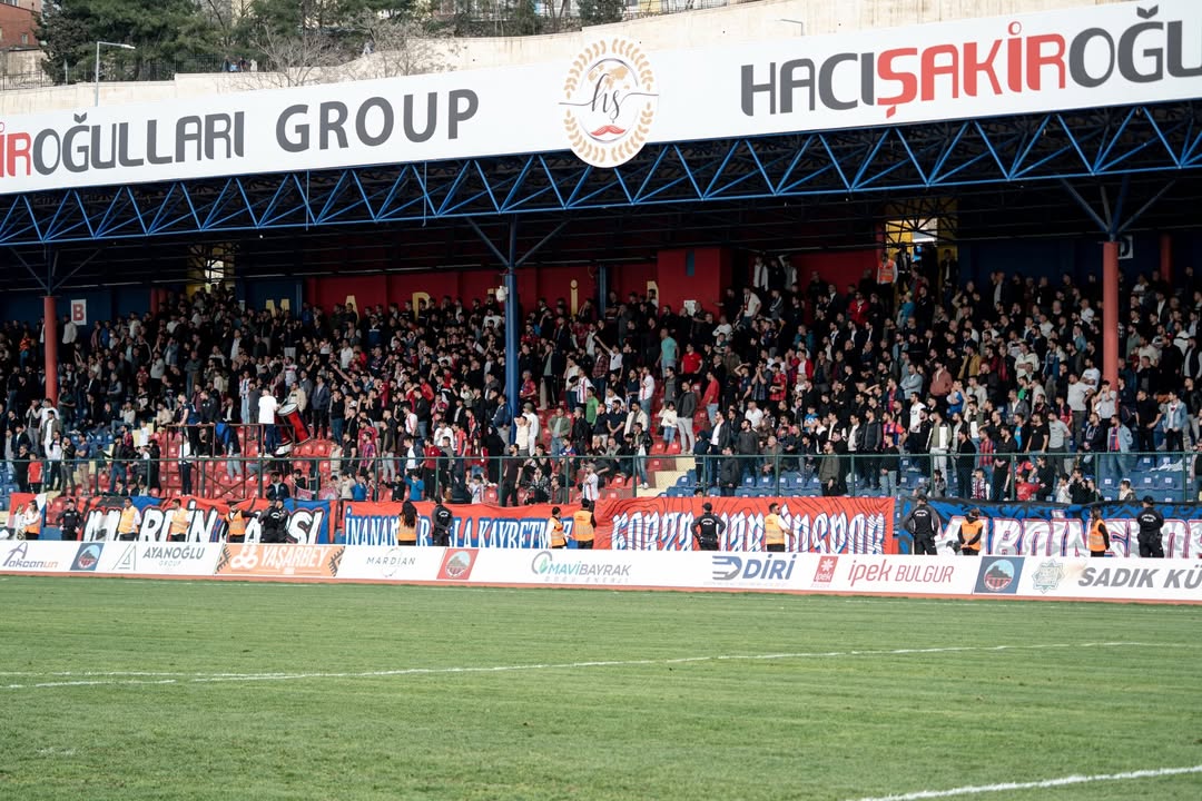 sadecemardin's tweet photo. Mardin 1969 Spor tarihinin en önemli döneminde ama 21 Kasım Stadyumu 1. Lig’i kaldırmaz. 2023’ten beri stat vaadi var, icraat yok. Şehrin güçlü isimleri bu sorunu çözmek için destek vermeli.

 #MardineYeniStat https://t.co/wW0atlq1bJ