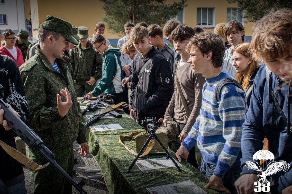 MOD_BY's tweet photo. В 38-й Брестской отдельной гвардейской десантно-штурмовой бригаде продолжаются учебно-полевые сборы с учащимися школ Бреста и Брестской области. В 103-й Витебской отдельной гвардейской воздушно-десантной бригаде открылась первая смена летних военно-патриотических лагерей. https://t.co/TN28BYDPOP
