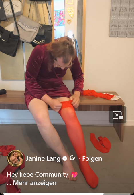 spannerraupe's tweet photo. @spardespurdeV4 @mannauskot Er hat heute ein Paket bekommen, Video ist zu lang für hier. 
2 Samtkleider und 2 Kissen. Ja, was soll ich sagen, er hat sich umgezogen, um damit zum armen Thorti zu fahren.
🫣
#Ohmaney
#ThorstenIchHabeMitleidMitDir https://t.co/vewQ5DOCcq