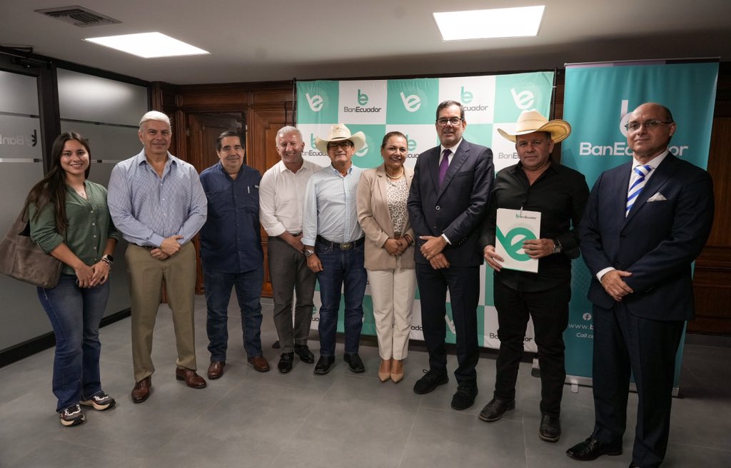 BanEcuadorBP's tweet photo. ¡BanEcuador y el gremio ganadero, unidos por el campo ecuatoriano! 🐮🇪🇨

✅ Bajo el liderazgo de @eduardopenah, presidente de BanEcuador trabajamos  para impulsar la productividad y el crecimiento sostenible de la ganadería, porque los productores del país merecen un aliado comprometido. 🚀

#BanEcuador #Ganadería #EcuadorProductivo #CampoEcuatoriano
