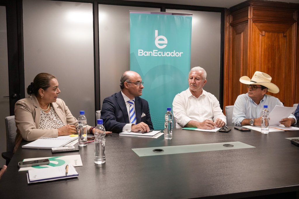 BanEcuadorBP's tweet photo. ¡BanEcuador y el gremio ganadero, unidos por el campo ecuatoriano! 🐮🇪🇨

✅ Bajo el liderazgo de @eduardopenah, presidente de BanEcuador trabajamos  para impulsar la productividad y el crecimiento sostenible de la ganadería, porque los productores del país merecen un aliado comprometido. 🚀

#BanEcuador #Ganadería #EcuadorProductivo #CampoEcuatoriano