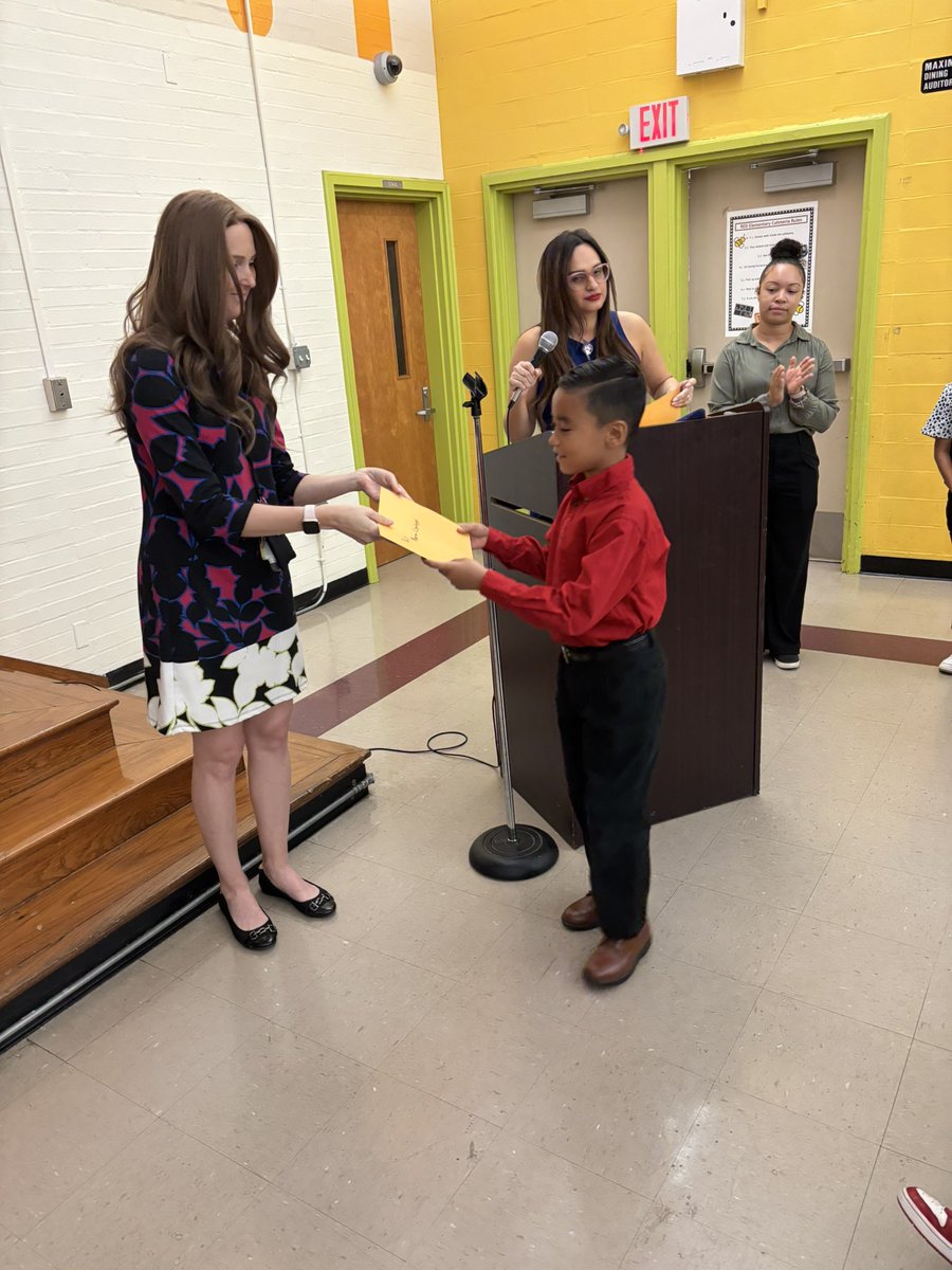 REDSTEM_Magnet's tweet photo. With the weekend upon us, it was a packed house this afternoon at the Third Grade promotion. There were plenty of parents who were excited to see their young scholars, walking in front of the audience to pick up their diploma.
@REDSTEM_Magnet
#TeamRedSTEM
@HoustonISD https://t.co/nPLd7xJM7s