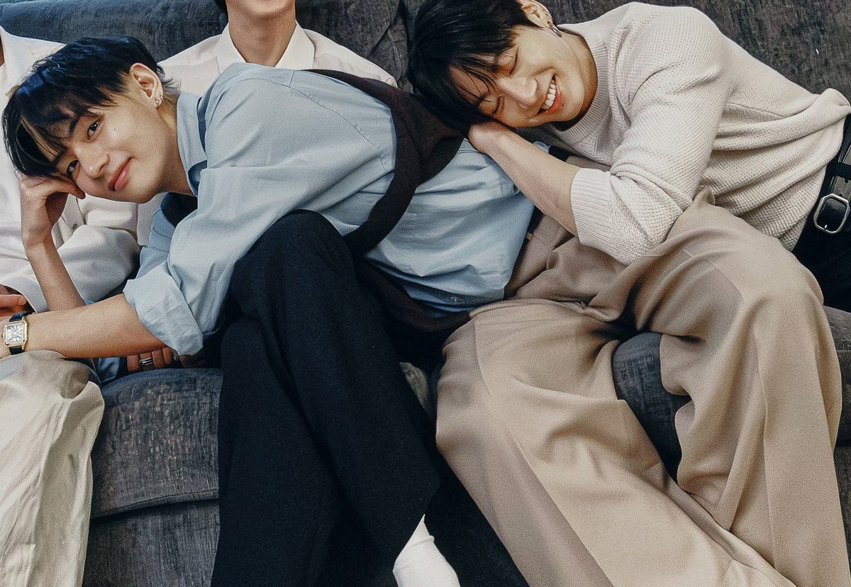 thvmnijungkook's tweet photo. La sonrisa de Jungkook, los ojitos cerrados, todo su cuerpo sobre Taehyung, son la cosa más tierna que existe.

Si ves a Jungkook sonreír así, déjalo, está en el lugar que quiere estar.
#taekook https://t.co/pg3Ud9bx6m