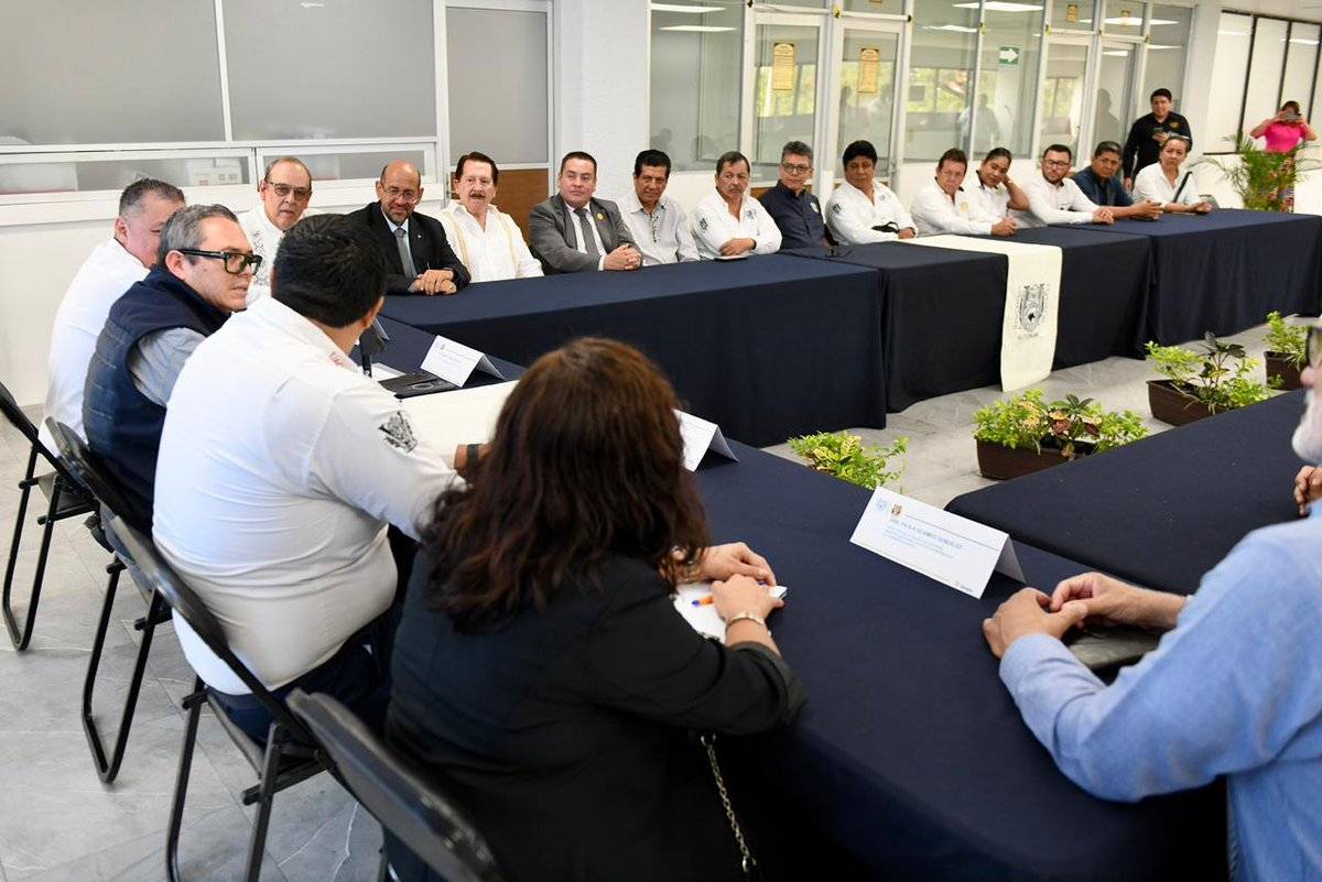 comunica_unach's tweet photo. La Facultad de Medicina Veterinaria y Zootecnia de la UNACH fue sede de la CLXXXVII Reunión y Asamblea de la AMEFMVZ. El rector Oswaldo Chacón Rojas destacó la importancia de analizar los retos del cambio climático y la Inteligencia Artificial en la profesión. https://t.co/RwMvbc0vEt