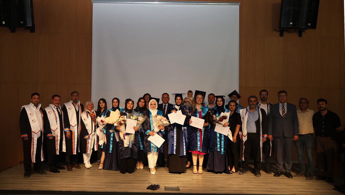 igdir_uni's tweet photo. Güzel Sanatlar Fakültemizde Mezuniyet Coşkusu

Üniversitemiz Güzel Sanatlar Fakültesinde eğitimlerini başarıyla tamamlayan öğrenciler için mezuniyet töreni düzenlendi.

Merkezi Derslik binasında gerçekleştirilen törene; Rektörümüz Prof. Dr. Ekrem Gürel, Rektör Yardımcısı ve Güzel Sanatlar Fakültesi Dekanı Prof. Dr. Uğur Şimşek, fakültenin akademik ve idari personeli, öğrenciler ve çok sayıda davetli katıldı.

Mezun öğrencilerin heyecanını ve gururunu paylaşan Rektör Gürel; öğrencilerin üniversitemizde aldıkları nitelikli eğitimi, özgün yetenekleriyle birleştirerek ülkemizin kültür-sanat hayatına çok önemli katkılar sunacaklarına inancının tam olduğunu söyledi. 

Genç sanatçıları tebrik eden Rektör Gürel, onlara emek veren akademisyenlere ve ailelerine de teşekkür etti.

"Geleceğin Sanatçılarına Güvenimiz Tam"

Törenin açılış konuşmasını yapan Rektör Yardımcısı ve Güzel Sanatlar Fakültesi Dekanı Prof. Dr. Uğur Şimşek de mezun olan öğrencileri ve ailelerini tebrik etti. 

Şimşek konuşmasında; sanatın ve sanatçının toplumlar üzerindeki birleştirici ve dönüştürücü gücüne vurgu yaparak mezunların aldıkları nitelikli eğitimle geleceğe güvenle adım attıklarını belirtti ve bundan sonraki sanat yaşamlarında başarılar diledi.

Başarı Belgeleri Takdim Edildi

Açılış konuşmalarının ardından, eğitim dönemini dereceyle bitiren öğrencilere başarı belgeleri takdim edildi. Belge takdiminin ardından cübbelerini giyen öğrenciler, hep birlikte kep atarak mezuniyet coşkusunu yaşadı.

Eğlenceli ve duygusal anların bir arada yaşandığı törenin hemen ardından, Güzel Sanatlar Fakültesi öğrencilerinin yıl boyunca hazırladığı eserlerden oluşan resim sergisi konukların beğenisine sunuldu. 

Program, Müzikoloji Bölümü korosu tarafından hazırlanan müzik dinletisiyle son buldu.
@EkremGurel