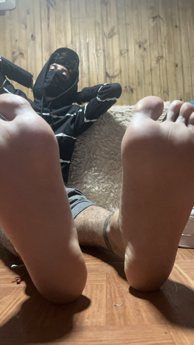 DavidM4K's tweet photo. Tengo la chota hecha mrd y toda llena de vellos, les dejo esta foto xq voy a jugar unas partidas y no quiero dejarles sin ver estas patas :p 

https://t.co/xThG09OOFU https://t.co/u4XTChOUdE