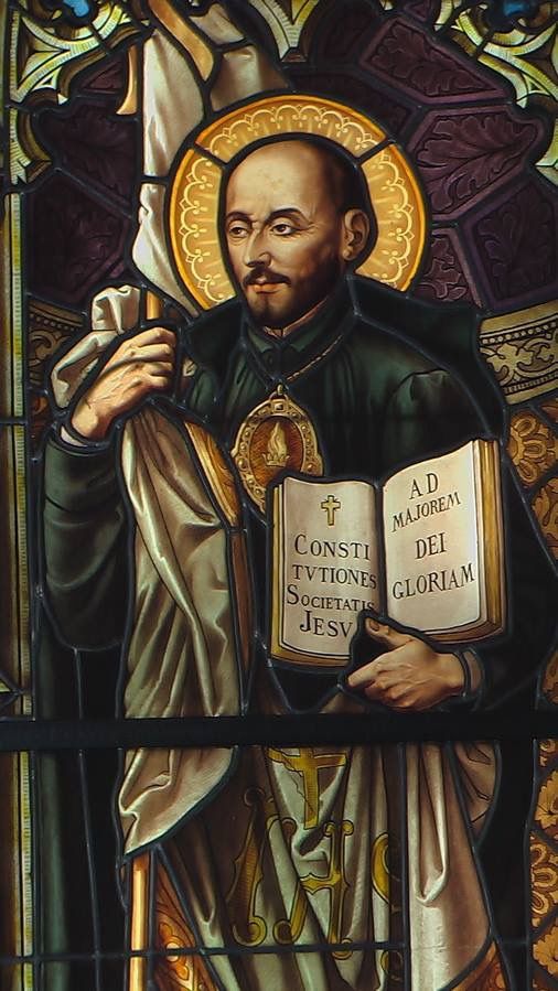 SacerdosMariae's tweet photo. La santa indiferencia ignaciana no significa que todo dé igual.

Significa que lo único que no puede dar igual es seguir a Cristo.

1️⃣ San Ignacio enseña en el Principio y Fundamento que las criaturas deben usarse en la medida en que ayudan a alcanzar el fin para el que hemos sido creados: alabar, reverenciar y servir a Dios.

2️⃣ Por eso, la indiferencia cristiana no es frialdad, apatía ni falta de amor.

Es libertad interior.

No consiste en no querer nada, sino en quererlo todo ordenadamente: desde Dios, para Dios y hacia Dios.

3️⃣ Una criatura, una relación, un proyecto, una afición, una presencia o una posibilidad pueden ser buenas si me ayudan a acercarme más al Señor.

Entonces las recibo con gratitud.

4️⃣ Pero si algo me aparta de Cristo, aunque parezca atractivo, aunque me guste, aunque me cueste dejarlo, entonces debo apartarme.

No porque desprecie la creación, sino porque amo más al Creador.

5️⃣ La santa indiferencia no dice: “me da igual todo”.

Dice más bien: “no me da igual Cristo”.

Y precisamente porque no me da igual Cristo, acepto las renuncias que sean necesarias.

6️⃣ Aquí se juega mucha vida espiritual.

Hay cosas buenas que, en un momento concreto, pueden no hacerme bien.

Y hay cosas legítimas que, si ocupan el lugar de Dios, terminan desordenando el corazón.

7️⃣ La libertad cristiana no consiste en poder elegirlo todo.

Consiste en poder elegir a Cristo por encima de todo.

También cuando toca soltar.

También cuando toca callar.

También cuando toca perder.

También cuando toca esperar.

8️⃣ La santa indiferencia es una forma concreta de amor.

No me ato a nada para estar más disponible para Dios.

No absolutizo nada para que solo Cristo sea absoluto.

No hago de ninguna criatura un pequeño dios.

9️⃣ Al final, el corazón se ordena así:

lo que me acerca a Dios, lo recibo;

lo que me aparta de Dios, lo dejo;

y lo que Dios me pida, lo abrazo.

Porque no busco simplemente estar tranquilo.

Busco seguir a Cristo.

#SanIgnacio #EspiritualidadIgnaciana #Discernimiento #VidaCristiana