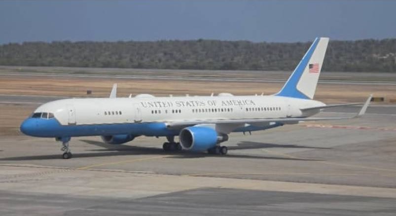 AlbertoRodNews's tweet photo. ÚLTIMA HORA | Las imágenes del avión de la Fuerza Aérea de EE.UU. que llegó a Maiquetía este #3Jun https://t.co/15OdENmCyQ https://t.co/FQSzjc6cTy