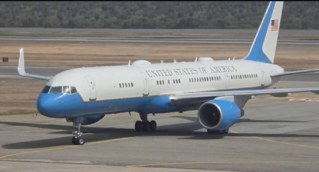 AlbertoRodNews's tweet photo. ÚLTIMA HORA | Las imágenes del avión de la Fuerza Aérea de EE.UU. que llegó a Maiquetía este #3Jun https://t.co/15OdENmCyQ https://t.co/FQSzjc6cTy