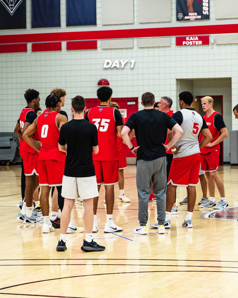 UNMLoboMBB's tweet photo. 𝓓𝓪𝔂 𝓞𝓷𝓮 

#GoLobos https://t.co/dYElHOvBub