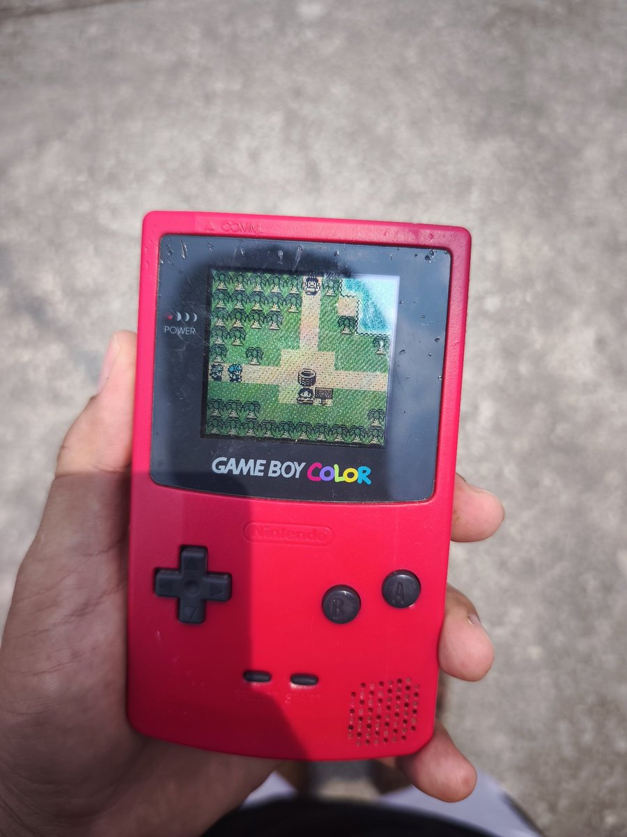 gidrekdev's tweet photo. What beautiful screen is the GBC when you are under the sun https://t.co/HPLV93Nryn