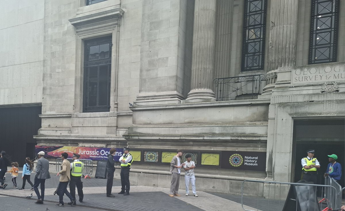 MPSWestminster's tweet photo. officers from project servator deploy across London wherever we go,we chat with members of the public and local businesses  to remind them to be vigilant and report any suspicious activity in kensington today ahead of this weekend's @ExRdFestival #TogetherweveGotItcovered https://t.co/0osMhZxMUa