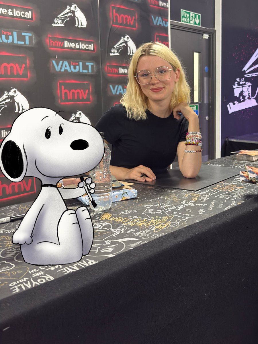 maissnoopy's tweet photo. snoopy met a fan at a hmv birmingham signing! https://t.co/oPYxK6c8Be