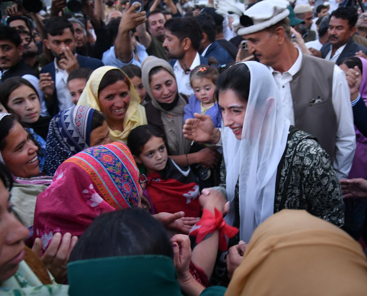 MediaCellPPP's tweet photo. ہنزہ آمد کے موقع پر رکن قومی اسمبلی بی بی آصفہ بھٹو زرداری خواتین میں گھل مل گئیں، مسائل دریافت کیے جبکہ عوامی مسائل کے حل سے متعلق تجاویز بھی پوچھیں۔
@AseefaBZ 
 #HunzaMainTeerChaleyGa https://t.co/KTq1fgRrtJ