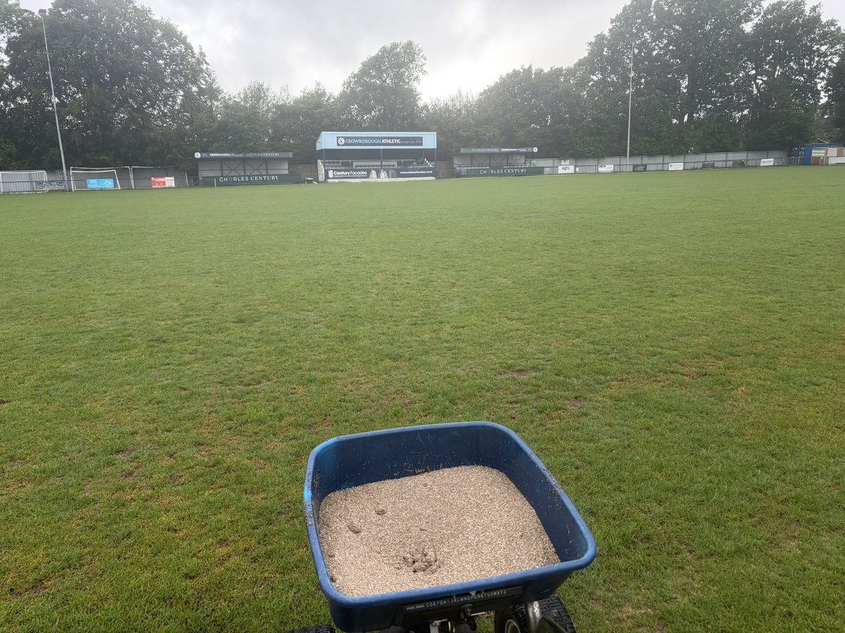 NickCollick's tweet photo. 13 days from seed, good germination hoping will now kick on, time for a feed 20-10-10 applied and washed in with rain tomorrow,  1st cut monday 😃 @CrowboroughAFC https://t.co/qXnbhs2i2H