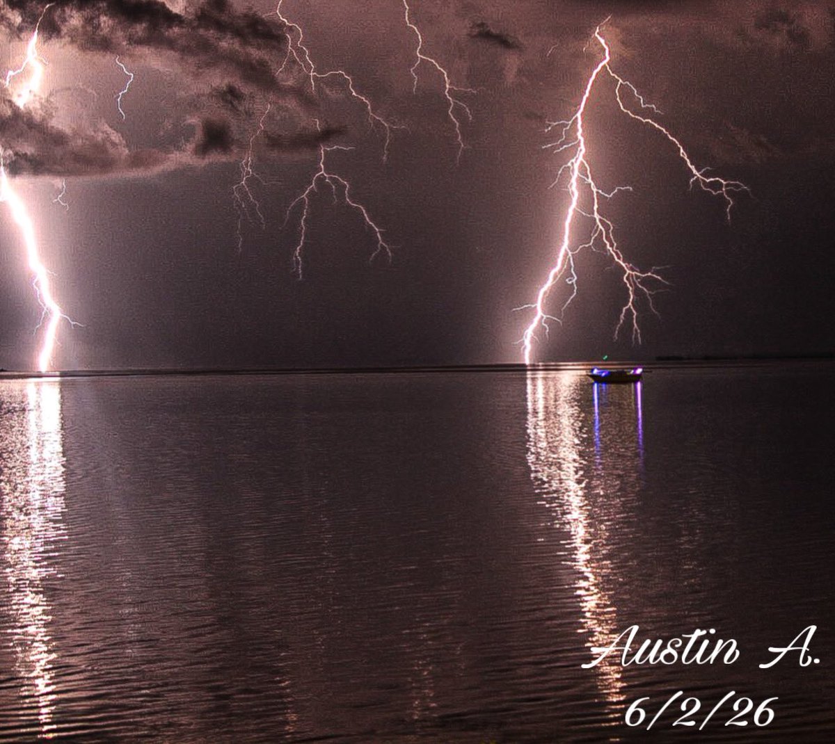 850Chaser's tweet photo. Some lightning last night with my brand new camera at Carl Gray Park in Panama City FL! #flwx

@FloridaPA27 @jmorgan_wx @tropicalupdate @spann @justinkieferwx @FLStormChasers_ @NWSTallahassee @WolfspeedDarce @floridamanwx @JAW2004 @pcbwx https://t.co/s9mLliRaVA