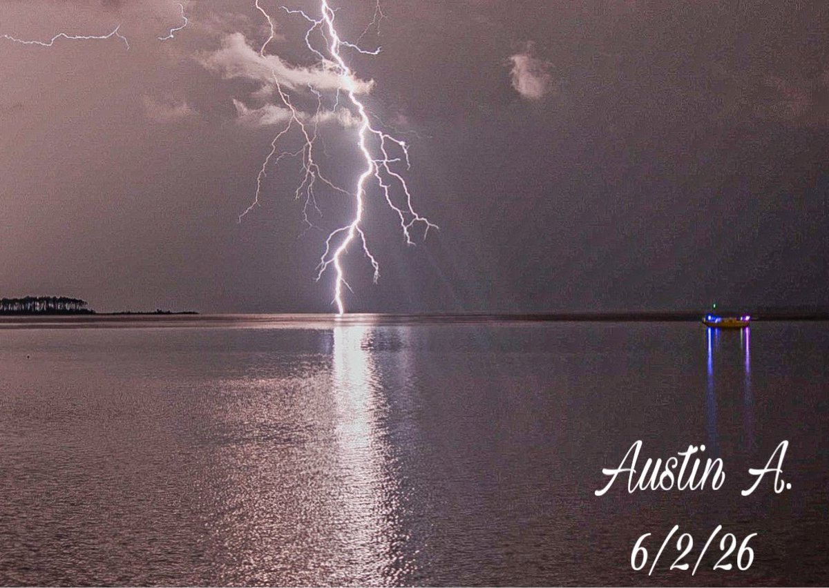 850Chaser's tweet photo. Some lightning last night with my brand new camera at Carl Gray Park in Panama City FL! #flwx

@FloridaPA27 @jmorgan_wx @tropicalupdate @spann @justinkieferwx @FLStormChasers_ @NWSTallahassee @WolfspeedDarce @floridamanwx @JAW2004 @pcbwx https://t.co/s9mLliRaVA
