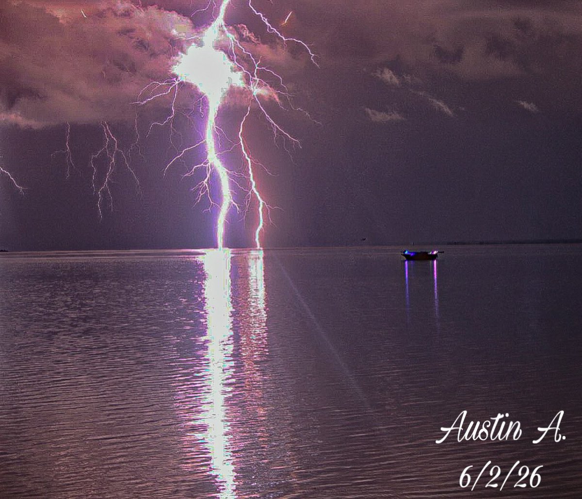 850Chaser's tweet photo. Some lightning last night with my brand new camera at Carl Gray Park in Panama City FL! #flwx

@FloridaPA27 @jmorgan_wx @tropicalupdate @spann @justinkieferwx @FLStormChasers_ @NWSTallahassee @WolfspeedDarce @floridamanwx @JAW2004 @pcbwx https://t.co/s9mLliRaVA