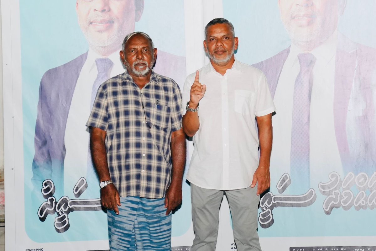Humandust___'s tweet photo. 📍އަައްޑޫ ހިތަދޫ އުތުރު  ދާއިރާ

ކޮންގްރެސް ޕާޓީގެ ކެންޑިޑޭޓް އަޙްމަދު ސަޢީދުގެ ކެމްޕެއިން ޓީމުގެފަރާތުން ބޭއްވެވި ކަންމަތީ ބައްދަލުވުމުގެ ތެރެއިން

#CandidateNo1
#VoteSoda 
#DhiveheengeRaajje https://t.co/qBfwz4OXuu