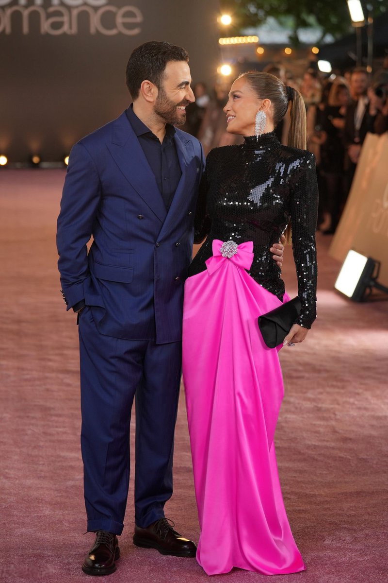 JLopezUpdate2's tweet photo. Jennifer Lopez and Brett Goldstein at the ‘OFFICE ROMANCE’ premiere in London. https://t.co/saIBjq6zwI