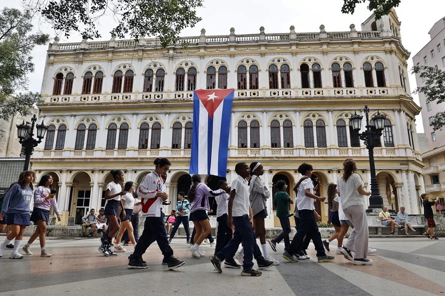 eldiario's tweet photo. #3Jun | El Banco Central de Cuba (BCC) informó que los servicios financieros internacionales Visa y Mastercard dejarán de funcionar en ese país a partir del 6 de junio para evitar sanciones derivadas de la Orden Ejecutiva del 1 de mayo de EE UU.

"Dicha interrupción se relaciona directamente con la Orden Ejecutiva No. 14404 del 1 de mayo, emitida por el presidente de EE UU, Donald Trump, como parte de su estrategia de asfixia contra el pueblo de Cuba", indicó el BCC.

La entidad agregó que a partir de esta decisión "Cuba se ve imposibilitada de recibir ingresos como resultado de la comercialización de bienes y servicios por intermedio de tarjetas internacionales de probado alcance tales como Visa y Mastercard".

🗞️: @EFEnoticias