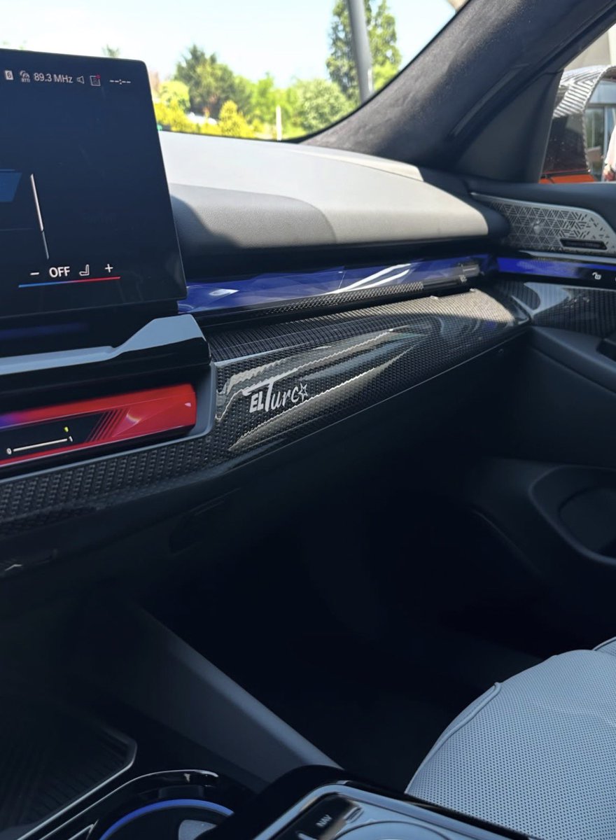 gossipmagazinn's tweet photo. Dünya şampiyonu milli motosikletçi Toprak Razgatlıoğlu, tamamen kendisine özel tasarlanan 2026 model BMW M5’ini teslim aldı.

 🔸 Ön konsol ve marşpiyellerde "El Turco" imzası

 🔸 Koltuk başlıklarında özel logo https://t.co/axvXaeSnDC