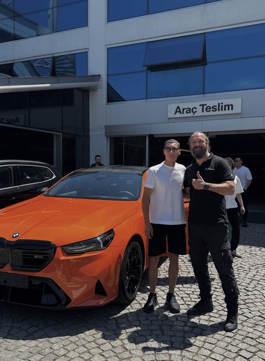 gossipmagazinn's tweet photo. Dünya şampiyonu milli motosikletçi Toprak Razgatlıoğlu, tamamen kendisine özel tasarlanan 2026 model BMW M5’ini teslim aldı.

 🔸 Ön konsol ve marşpiyellerde "El Turco" imzası

 🔸 Koltuk başlıklarında özel logo https://t.co/axvXaeSnDC