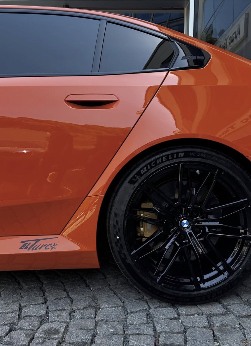 gossipmagazinn's tweet photo. Dünya şampiyonu milli motosikletçi Toprak Razgatlıoğlu, tamamen kendisine özel tasarlanan 2026 model BMW M5’ini teslim aldı.

 🔸 Ön konsol ve marşpiyellerde "El Turco" imzası

 🔸 Koltuk başlıklarında özel logo https://t.co/axvXaeSnDC
