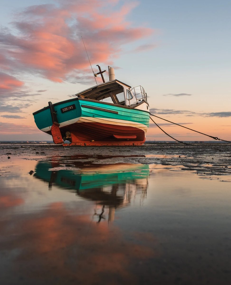 FriendsSouthend's tweet photo. Low tide. Last night. A few peaceful minutes..

📷: James Harriss https://t.co/Inu51ebCP6