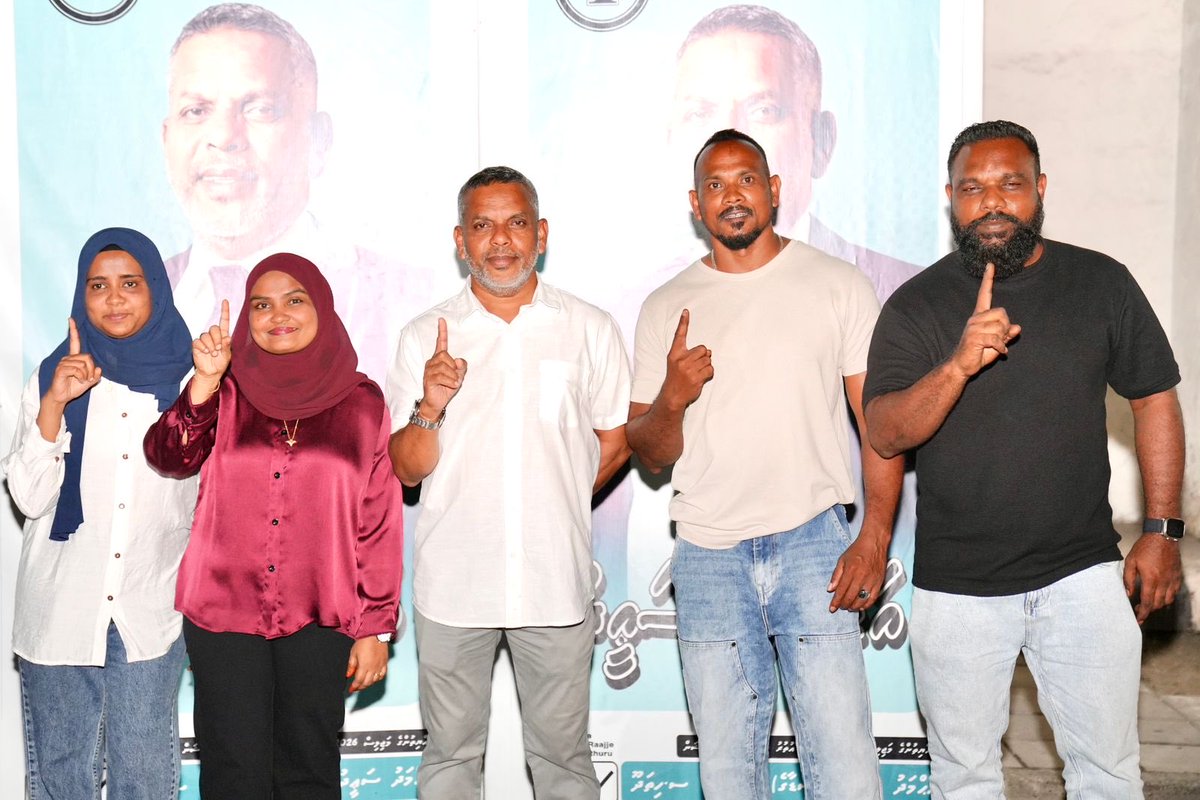 Humandust___'s tweet photo. 📍އަައްޑޫ ހިތަދޫ އުތުރު  ދާއިރާ

ކޮންގްރެސް ޕާޓީގެ ކެންޑިޑޭޓް އަޙްމަދު ސަޢީދުގެ ކެމްޕެއިން ޓީމުގެފަރާތުން ބޭއްވެވި ކަންމަތީ ބައްދަލުވުމުގެ ތެރެއިން

#CandidateNo1
#VoteSoda 
#DhiveheengeRaajje https://t.co/OO7jzqK6kR