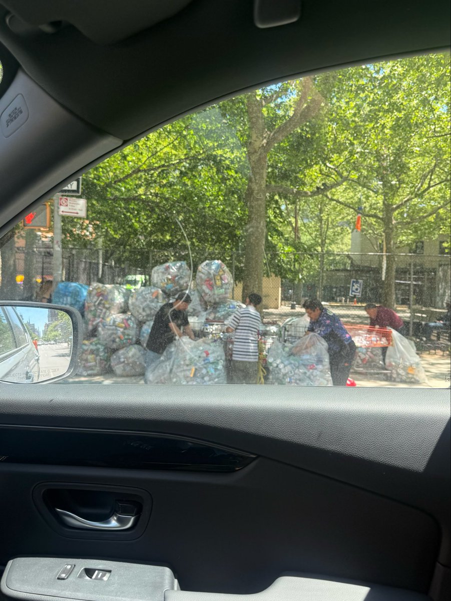 iBeck's tweet photo. thankful for these community volunteers helping to clean up our streets https://t.co/A2R0b3cSmV