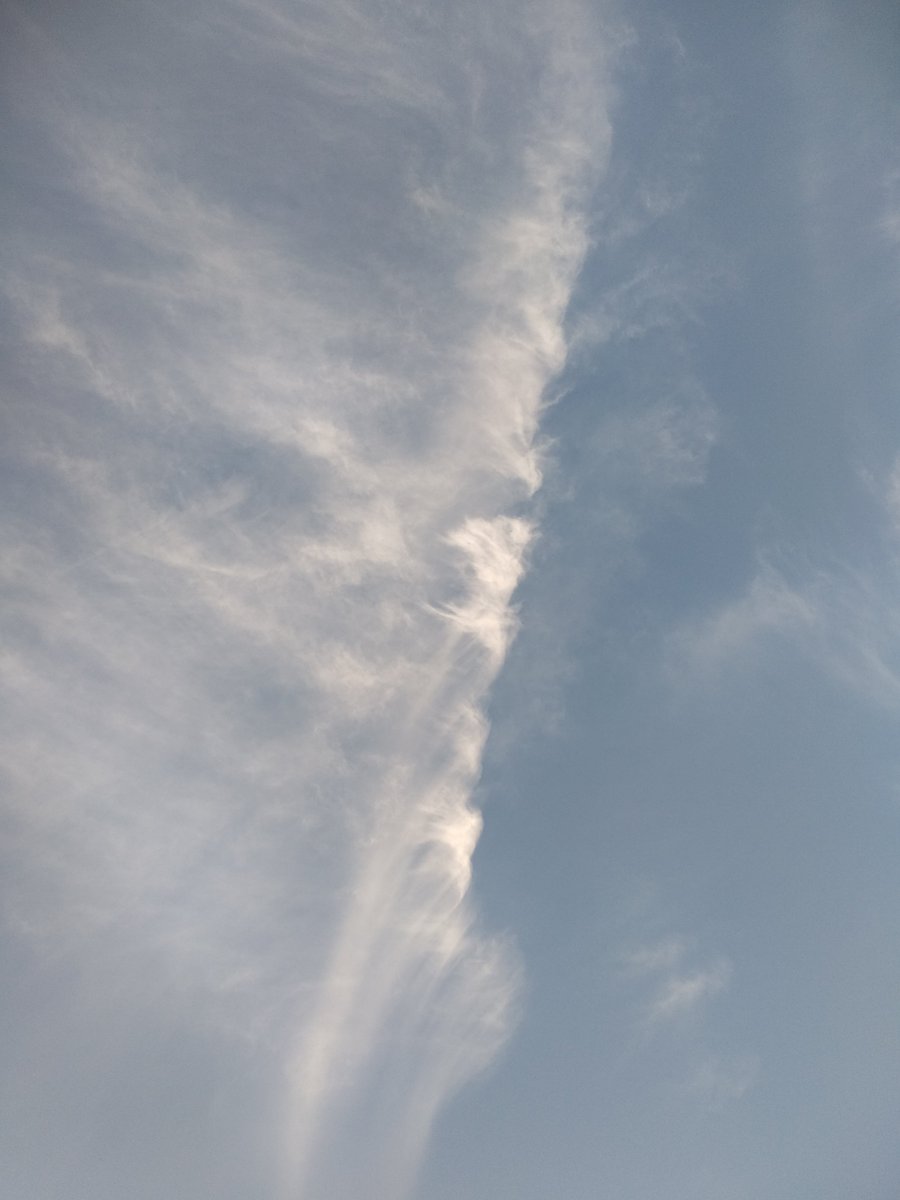 yellowsun___'s tweet photo. @ApocalipticaCwb Aqui onde eu moro já aconteceu algumas vezes mas também não é muito comum, aqui na verdade tem dia que o céu está completamente azul e pouquíssimas nuvens.. juro que essas fotos não são montagem o céu parecendo o mar com uma onda e a nuvem em forma de coração. minhas preferidas! https://t.co/hTqqC0OsPR