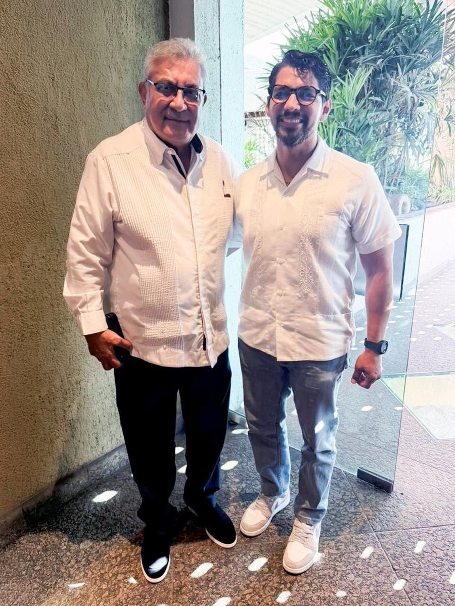 Snte42's tweet photo. 📙 La labor coordinada entre el CEN del #SNTE y la  @Seccion50SNTE permite avanzar en la solución de los temas prioritarios para el magisterio de #NuevoLeón, destacaron el Mtro. Alfonso Cepeda Salas y el Prof. Juan José Gutiérrez Reynosa, durante una reunión de trabajo. https://t.co/mz45r8jBaF