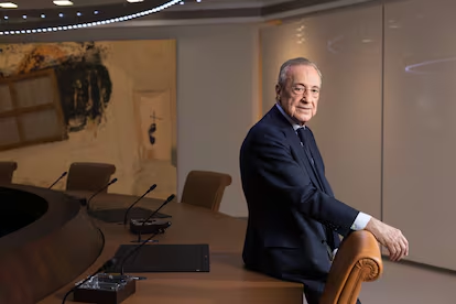 Kimi_WCH's tweet photo. Critiqué a Florentino, pedí su dimisión, no me escondo, eso está ahí, pero no necesité que nadie me pagase para darme cuenta del error y de que esto solo puede solucionarlo el, durante años se lo decía a mi padre:

''El mejor fichaje de nuestra historia no es Cristiano, ni Di Stefano... El mejor fué y es Florentino, miedo me da el día que se vaya''

Esa estabilidad, esa seguridad de que todo acabará saliendo bien, de que sabe lo que hace...No me escondo, porque no neceisto esconderme para mostrar mi apoyo al mejor presidente de la historia con perdón a Don Santiago, 4 años más presi, 4 años más de Last Danche y a partir de ahí a rezar porque el que venga, sea quien sea, no destruya tu legado.