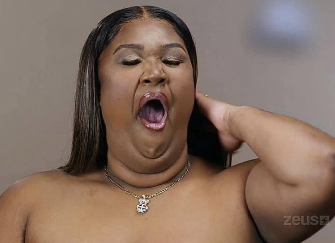 AmberRayz's tweet photo. me as soon as i clock in at work https://t.co/w26Io1MKSb