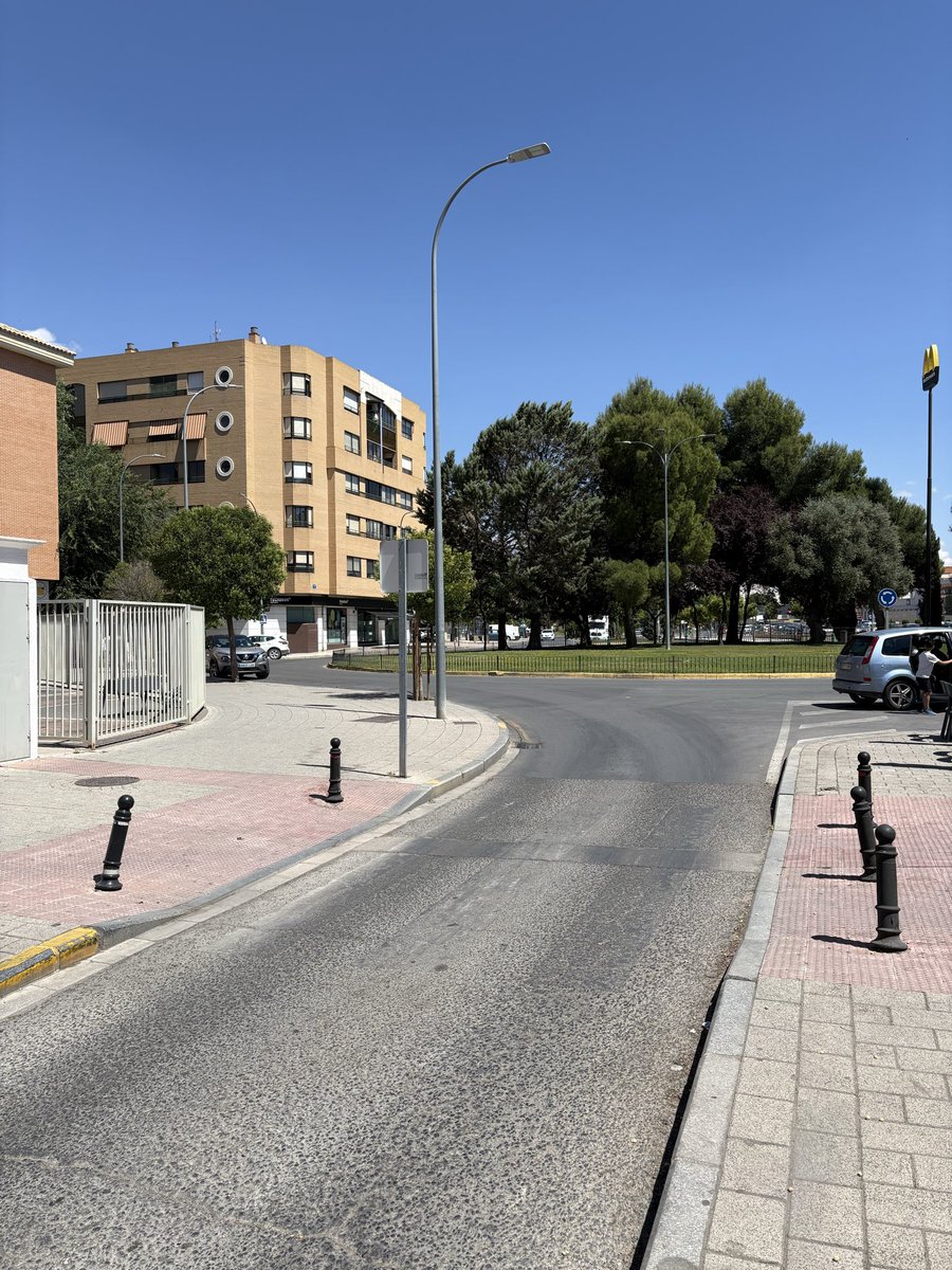 SPCarrilero's tweet photo. Hoy casi atropellan a dos señoras mayores, cruzando por este paso de cebra de la Avenida 1° de Mayo junto al Mercadona, no es el primer susto que hay en este paso de cebra, como se puede observar inexistente. A quién corresponda de @AytoAlbacete @pp_grupo_aytoab @PoliciaAlbacete https://t.co/GxENJySU3M