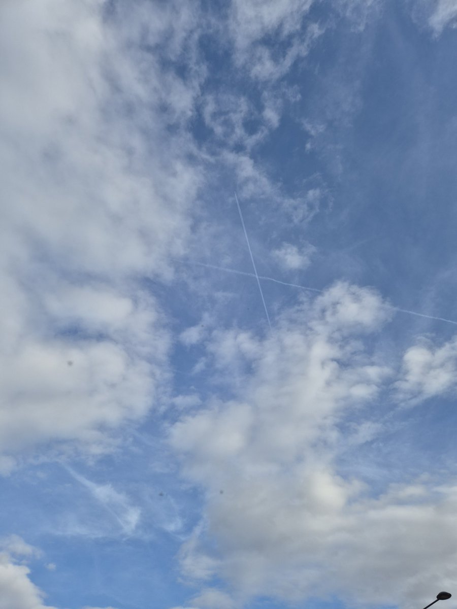 Catheri76947001's tweet photo. Ciel changeant...demain la pluie! 
Pour les belles plantes  que nous sommes !💙 https://t.co/NWIodXX5OZ