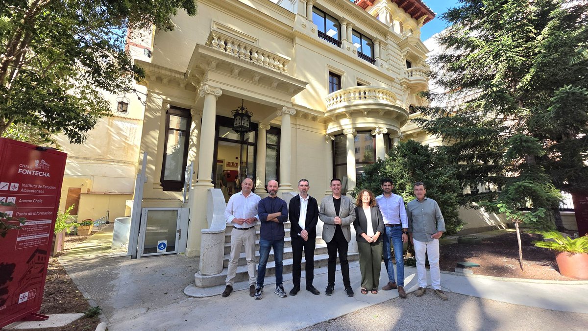 dipualba's tweet photo. 📚📰 @santicenizate ha mostrado a @iescolar 'joyas documentales' custodiadas en nuestro IEA: revistas originales, fondos de las Brigadas Internacionales y documentos únicos

Un encuentro (#navaja incluída) para reivindicar también el #periodismo riguroso.

https://t.co/wbinVXu1kN https://t.co/9VFD2d0w9Z