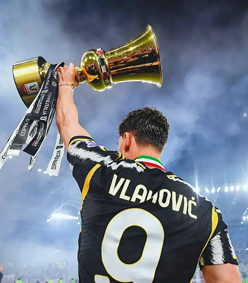 lorenzofiore27's tweet photo. Mi ero promesso dopo Pogba di non ricascarci più. 
Che gran peccato Dusan. 
Ti seguirò sempre ovunque andrai, ma la Juve verrà sempre prima di tutto.
Cosa che per te alla fine, per colpa di qualche milione in più, non è mai stato.
Felice di averci creduto e sperato.

💔 https://t.co/UrQNqosc8H