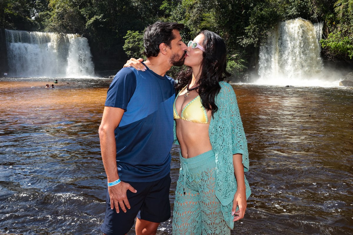 quem's tweet photo. @JonasHSulzbach @AlbertoCowboy @Jordanarmorais Amor em meio à natureza! Alberto Cowboy recebeu um beijão da esposa, Priscilla Monroy, durante um passeio pelas cachoeiras  
📸  Brazil News | Agnews https://t.co/wwEdruDusz