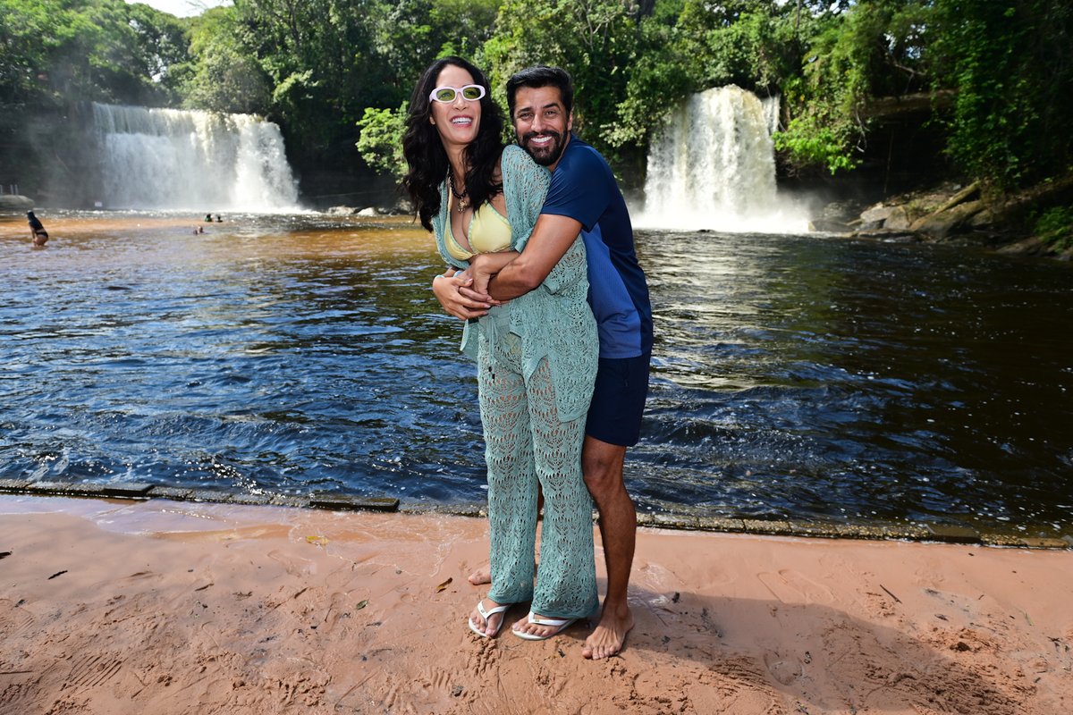 quem's tweet photo. @JonasHSulzbach @AlbertoCowboy @Jordanarmorais Amor em meio à natureza! Alberto Cowboy recebeu um beijão da esposa, Priscilla Monroy, durante um passeio pelas cachoeiras  
📸  Brazil News | Agnews https://t.co/wwEdruDusz