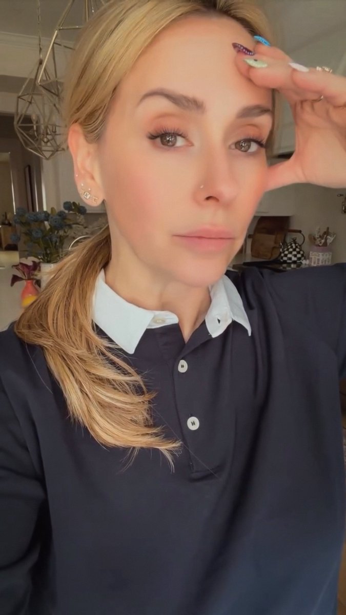_jenrobbins's tweet photo. jlh: *complains about her exhaustion* 
also jlh: *serving face* https://t.co/xlzgSKrY6G