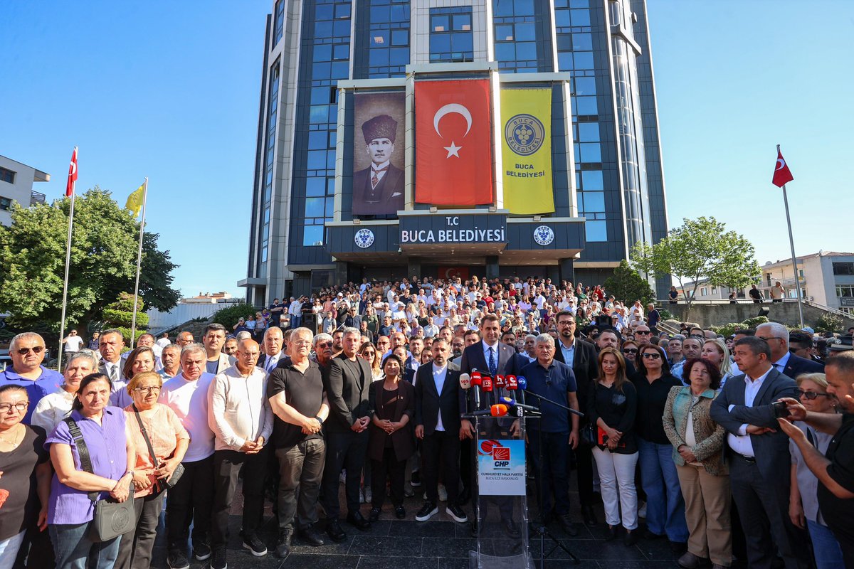 BucaChp's tweet photo. Bugün İzmir İl Başkanımız Sayın Çağatay Güç, Buca İlçe Başkanımız Sayın Suat Bulut ve Buca Örgütümüz Buca Belediyemiz önünde haksız ve hukuksuz şekilde gözaltına alınan Buca Belediye Başkanımız Sayın Görkem Duman ve yol arkadaşlarımız için basın açıklaması gerçekleştirdi. https://t.co/GzG7HrlIl5