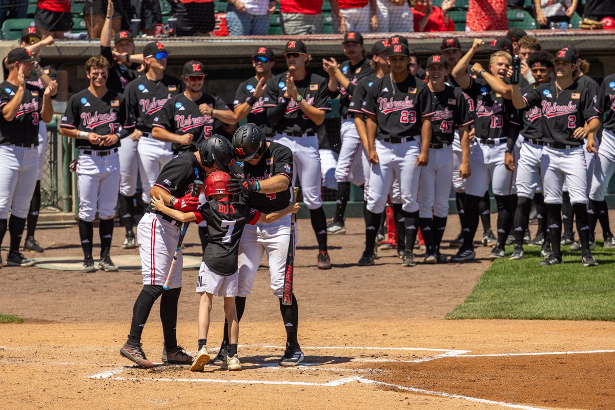 JRP_Photo's tweet photo. Who doesn't love a homerun celebration? #Huskers https://t.co/jJLBCeg1ay