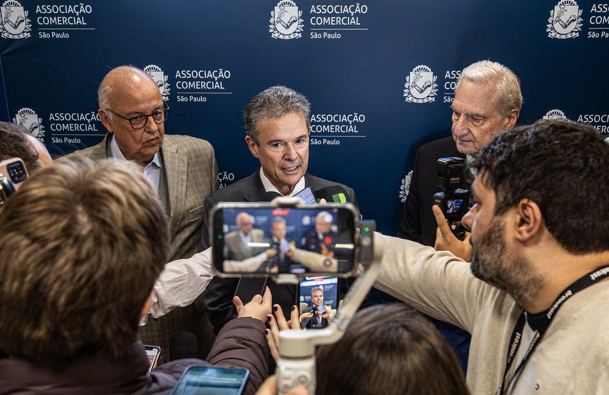 dcomercio1's tweet photo. André de Paula esteve na Associação Comercial de São Paulo (ACSP), onde também comemorou a reativação de fábricas de fertilizantes que têm potencial para levar o Brasil a produzir 35% da ureia que consome https://t.co/s7f8gf42SR https://t.co/4tV2sOOIMp