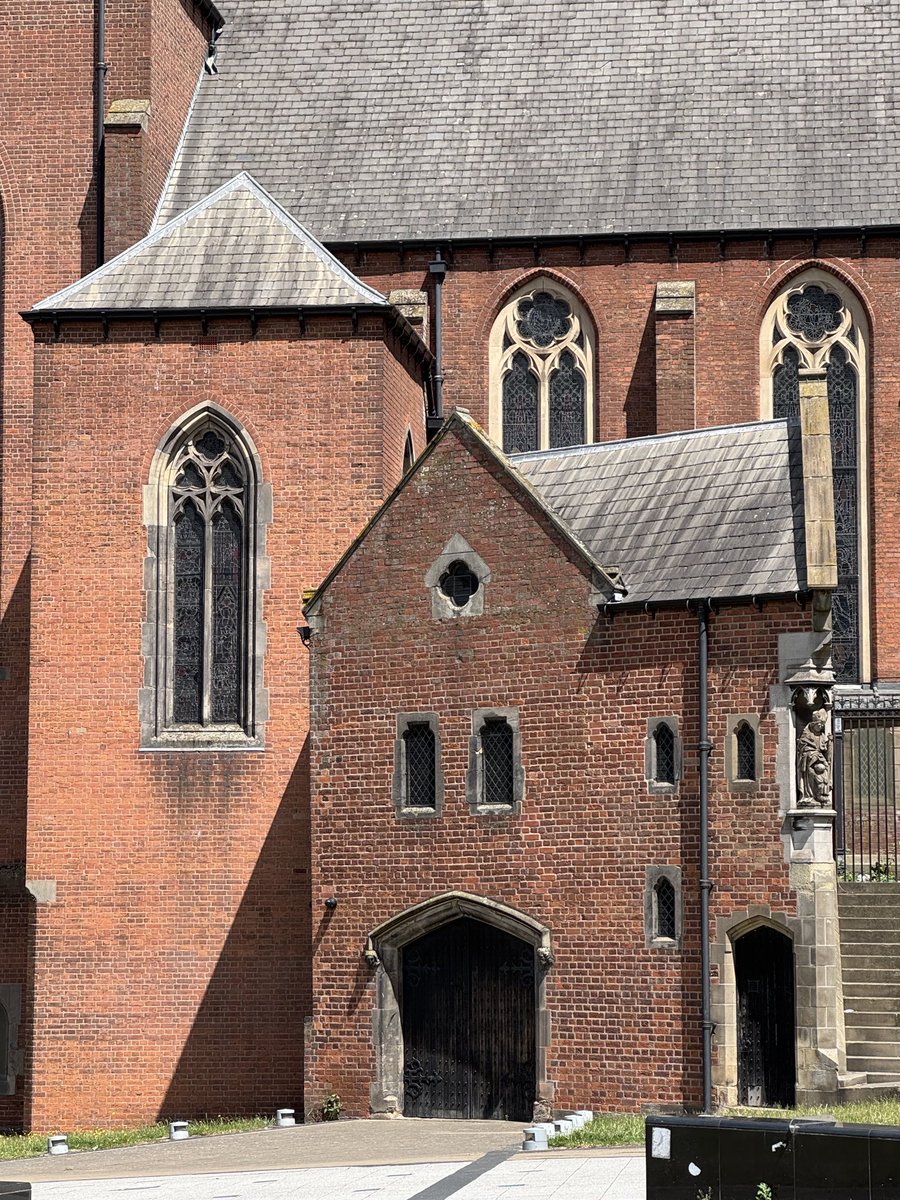 Barb_Drummond's tweet photo. #WallsOnWednesday #Pareidolia #StChad @Birmingham https://t.co/qDTIvlgNbf